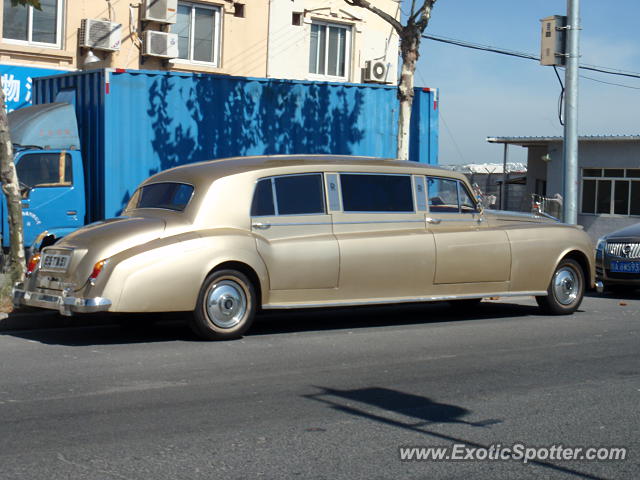 Rolls Royce Silver Cloud spotted in Shanghai, China