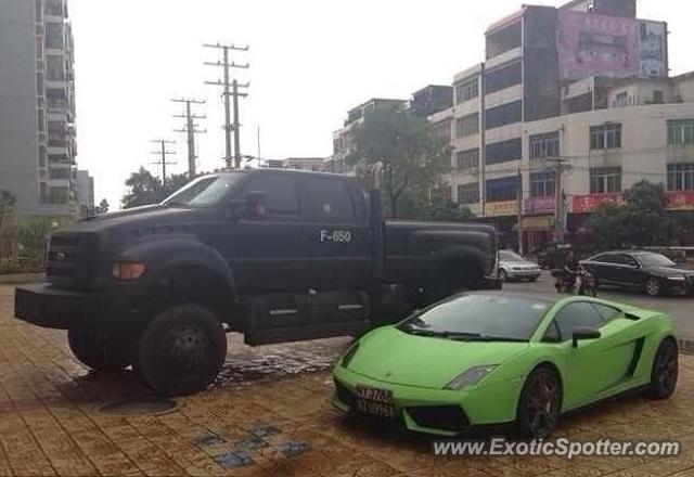Lamborghini Gallardo spotted in Qinzhou,Guangxi, China