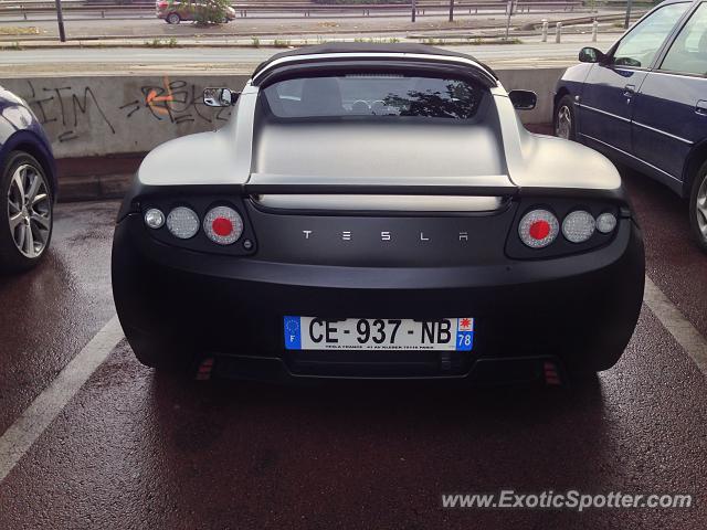 Tesla Roadster spotted in Paris, France