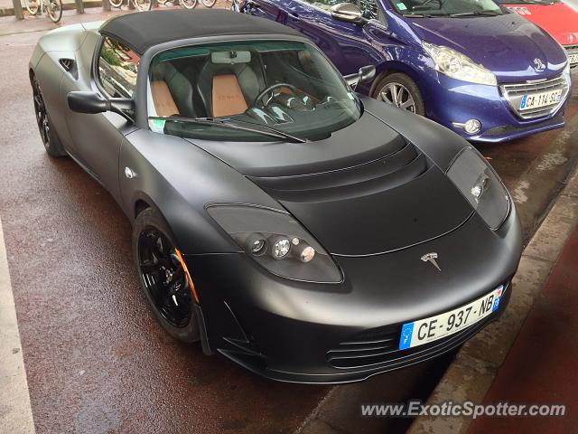 Tesla Roadster spotted in Paris, France