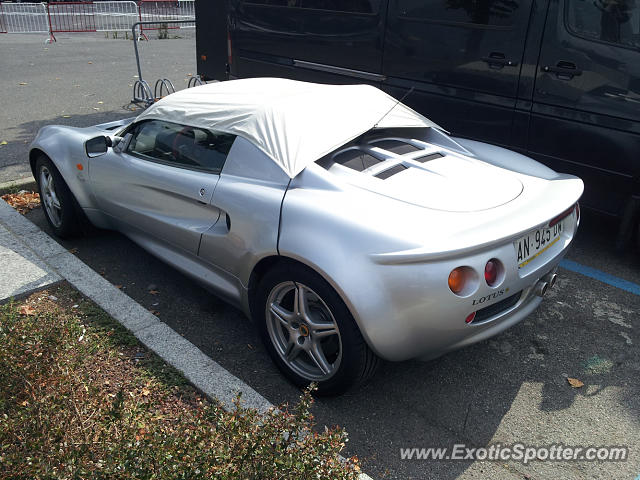 Lotus Elise spotted in Como, Italy
