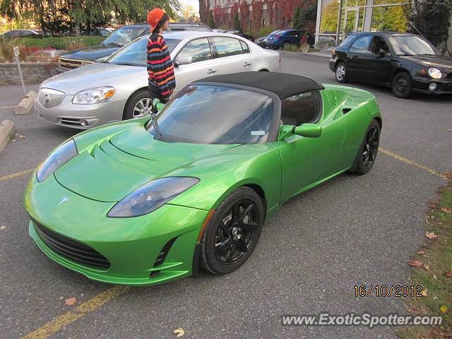 Tesla Roadster spotted in Boucherville, Canada