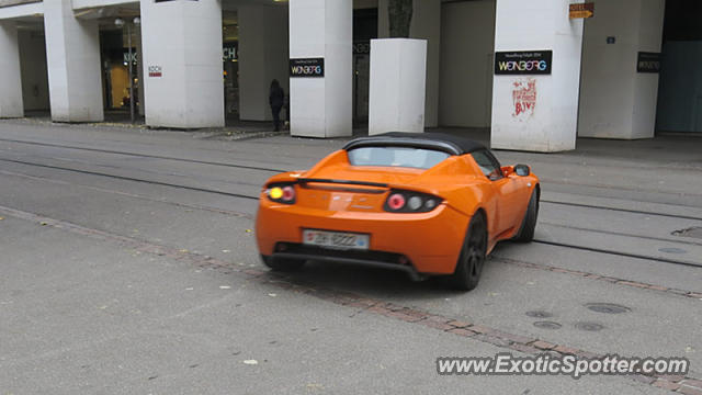 Tesla Roadster spotted in Zürich, Switzerland