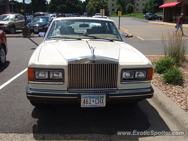 Rolls Royce Silver Spirit spotted in Wayzatta, Minnesota