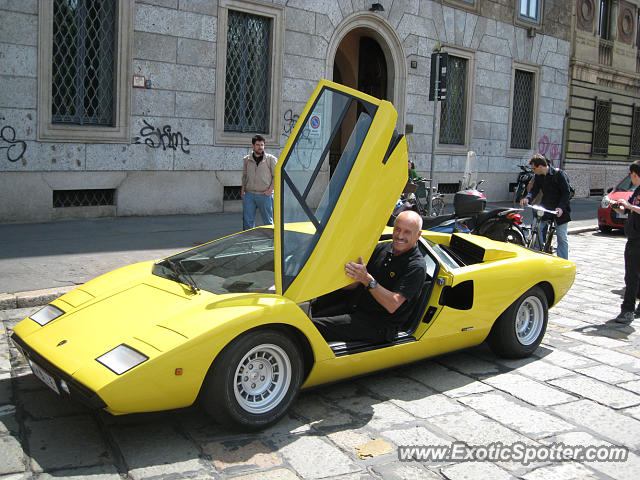 Lamborghini Countach spotted in Milano, Italy
