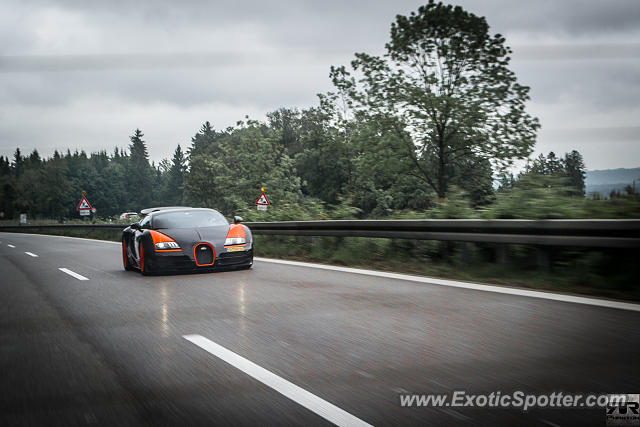 Bugatti Veyron spotted in Highway, Germany