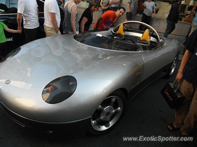 Whingo W3 Triposto spotted in Montreal, Quebec, Canada