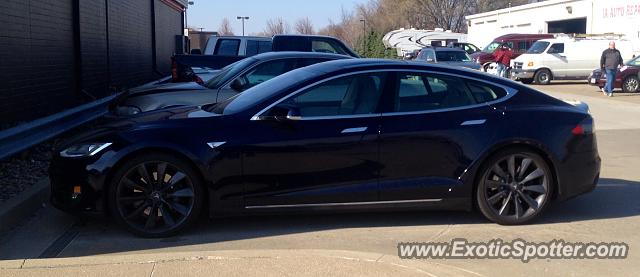 Tesla Roadster spotted in Clive, Iowa
