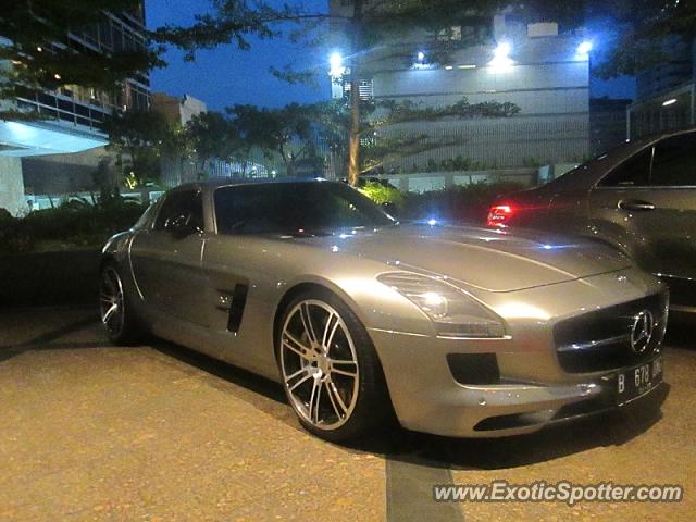 Mercedes SLS AMG spotted in Jakarta, Indonesia