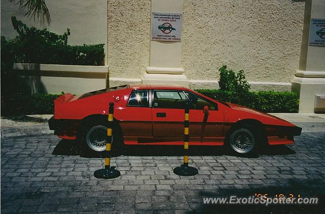 Lotus Esprit spotted in Cancun, Mexico