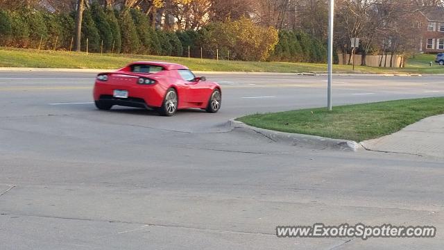 Tesla Roadster spotted in Cedar Rapids, Iowa