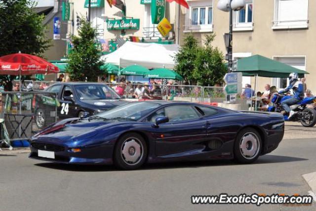Jaguar XJ220 spotted in Arnage, France