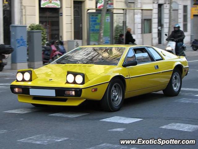 Lotus Esprit spotted in Barcelona, Spain