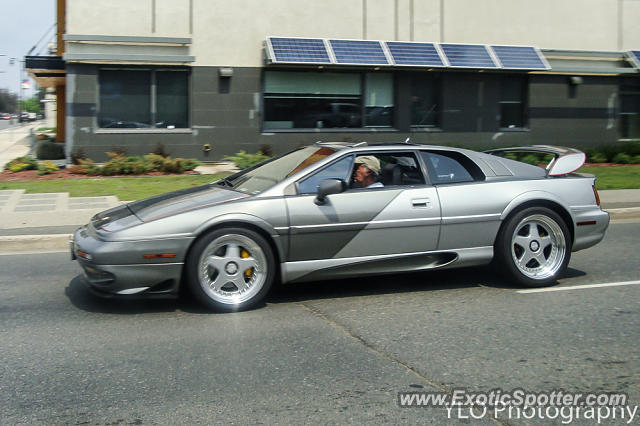 Lotus Esprit spotted in Thunder Bay, Canada