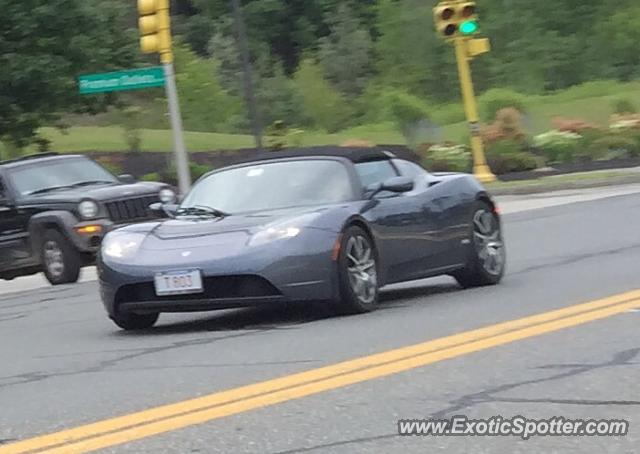 Tesla Roadster spotted in Lee, Massachusetts