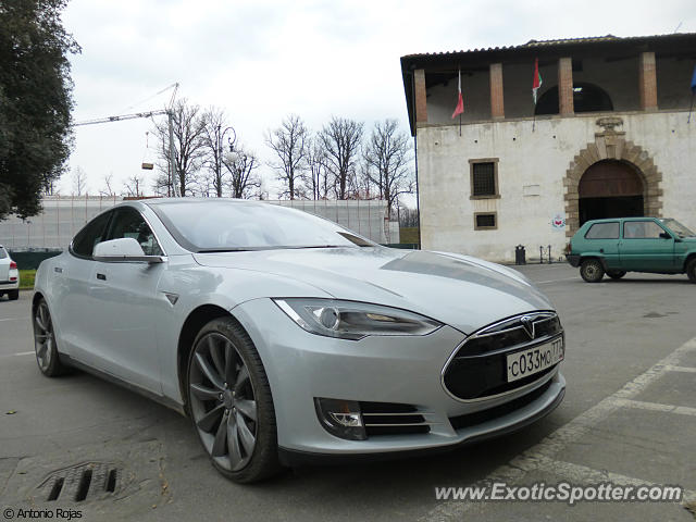 Tesla Roadster spotted in Lucca, Italy