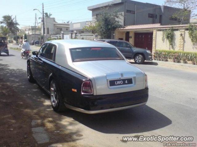 Rolls Royce Phantom spotted in Karachi, Pakistan on 11/15/2009