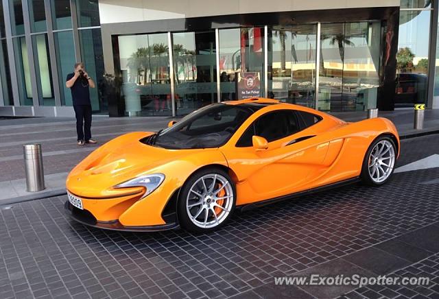 Mclaren P1 spotted in Dubai Mall, United Arab Emirates