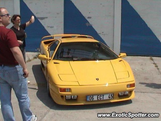 Lamborghini Diablo spotted in Izmit, Turkey