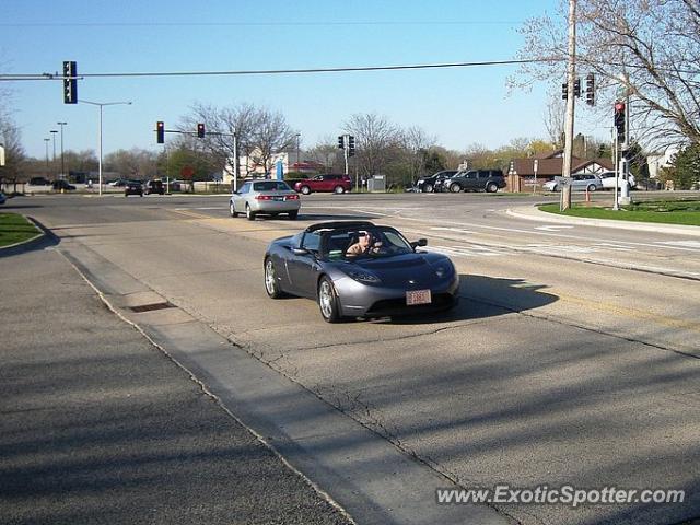 Tesla Roadster spotted in Lake Zurich, Illinois