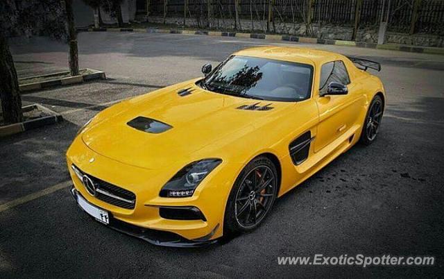 Mercedes SLS AMG spotted in Tehran, Iran
