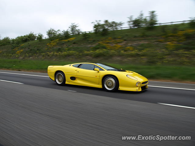 Jaguar XJ220 spotted in M40 Motorway, United Kingdom