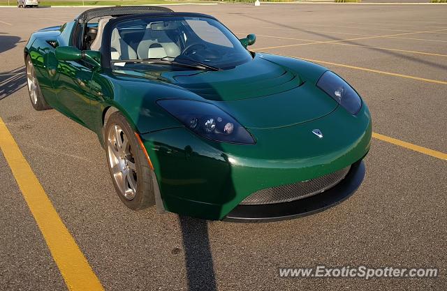 Tesla Roadster spotted in Bloomington, Minnesota