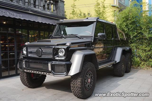 Mercedes 6x6 spotted in Shanghai, China