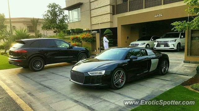 Audi R8 spotted in Lahore, Pakistan