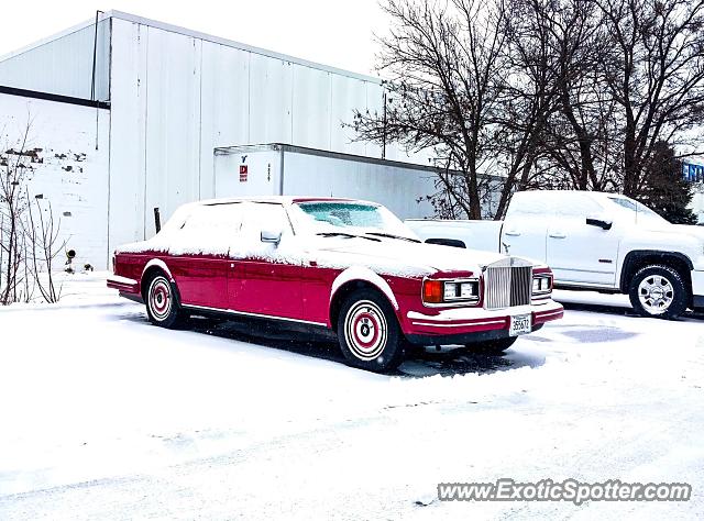 Rolls-Royce Silver Spur spotted in Golden Valley, Minnesota