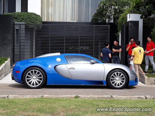 Bugatti Veyron spotted in Jakarta, Indonesia