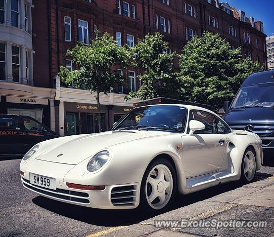 Porsche 959 spotted in London, United Kingdom
