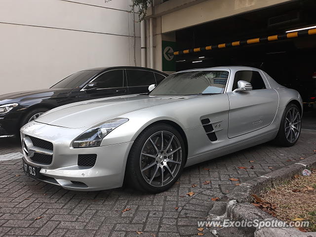 Mercedes SLS AMG spotted in Jakarta, Indonesia