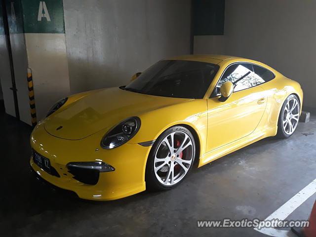 Porsche 911 spotted in Jakarta, Indonesia