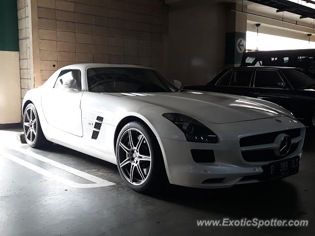 Mercedes SLS AMG spotted in Jakarta, Indonesia