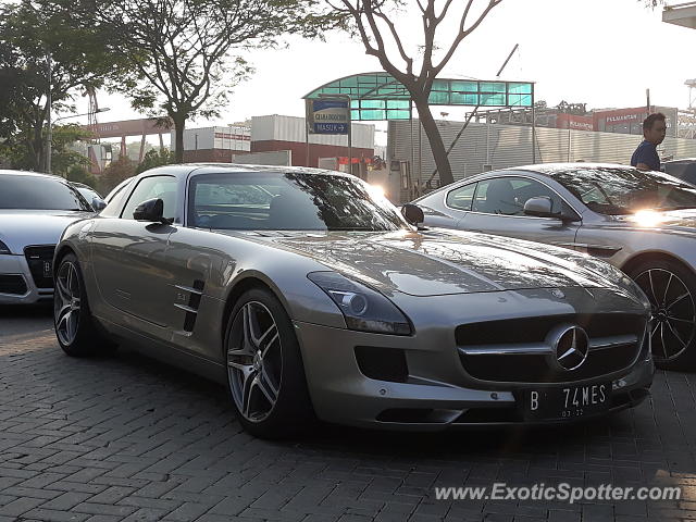 Mercedes SLS AMG spotted in Jakarta, Indonesia