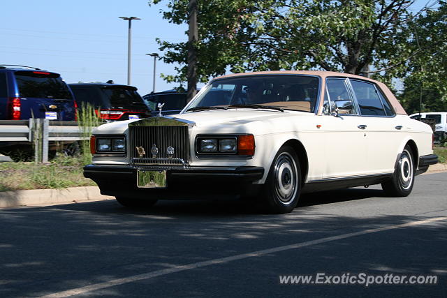 Rolls-Royce Silver Shadow spotted in Columbia, Maryland