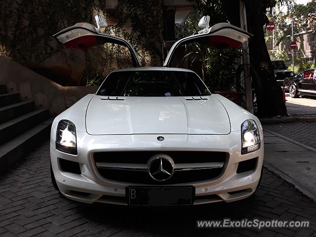 Mercedes SLS AMG spotted in Jakarta, Indonesia