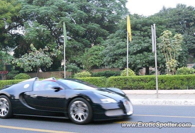 Bugatti Veyron spotted in Delhi, India