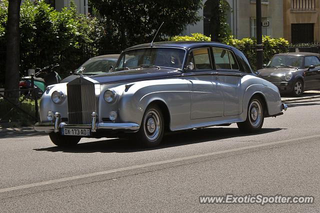 Rolls-Royce Silver Cloud spotted in Paris, France