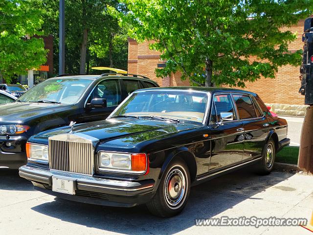 Rolls-Royce Silver Spur spotted in Wayzata, Minnesota