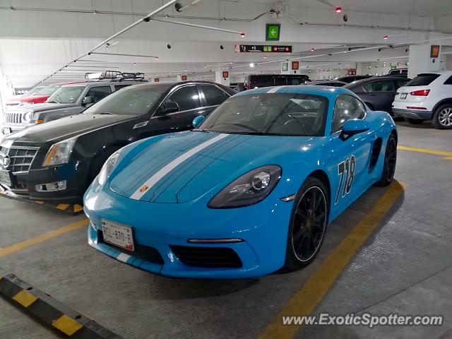 Porsche Cayman GT4 spotted in Mexico City, Mexico