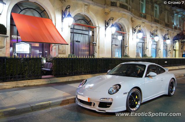 Porsche 911 spotted in Paris, France