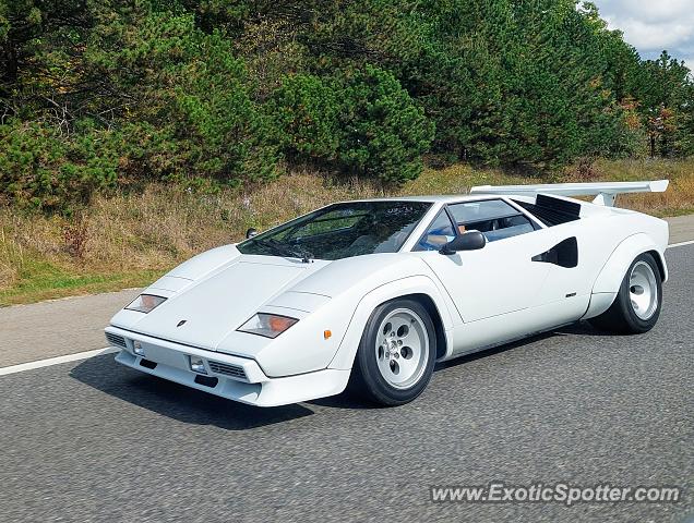 Lamborghini Countach spotted in Aurbun hills, Michigan