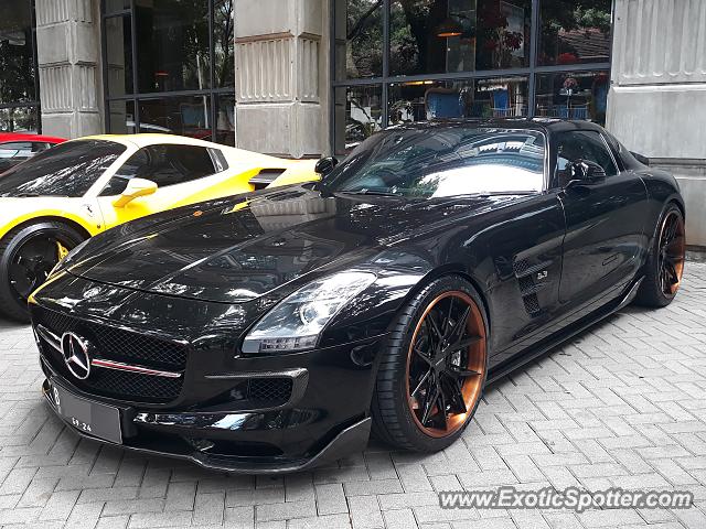 Mercedes SLS AMG spotted in Jakarta, Indonesia