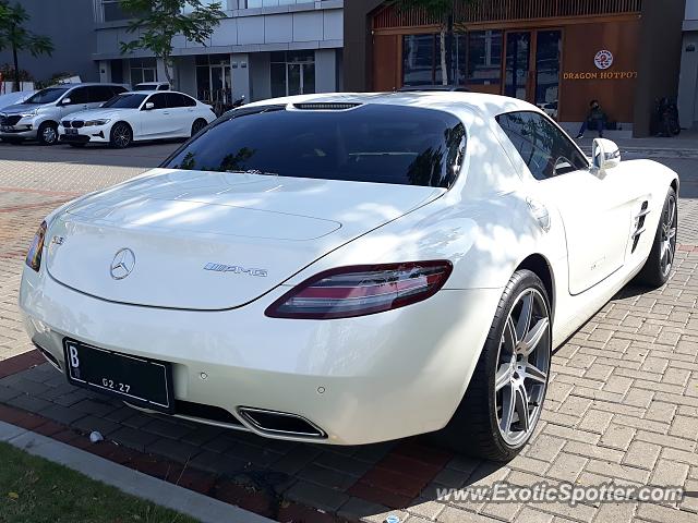 Mercedes SLS AMG spotted in Jakarta, Indonesia