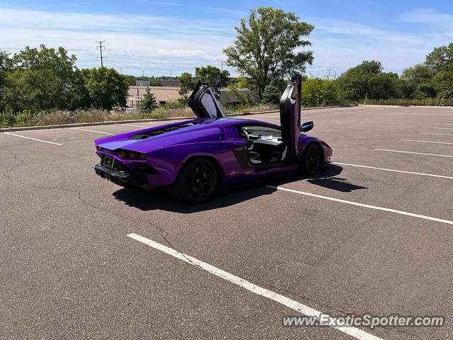 Lamborghini Countach spotted in Wayzata, Minnesota