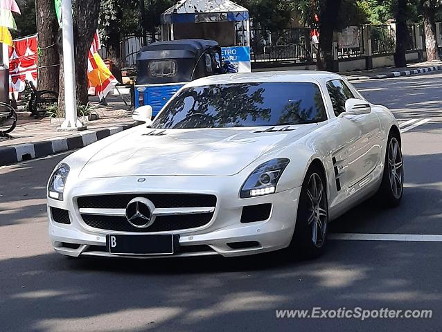 Mercedes SLS AMG spotted in Jakarta, Indonesia