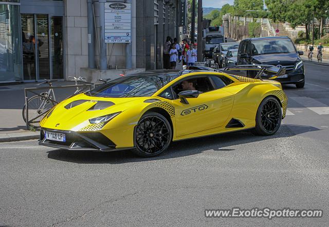 Lamborghini Huracan spotted in Paris, France