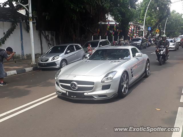 Mercedes SLS AMG spotted in Jakarta, Indonesia